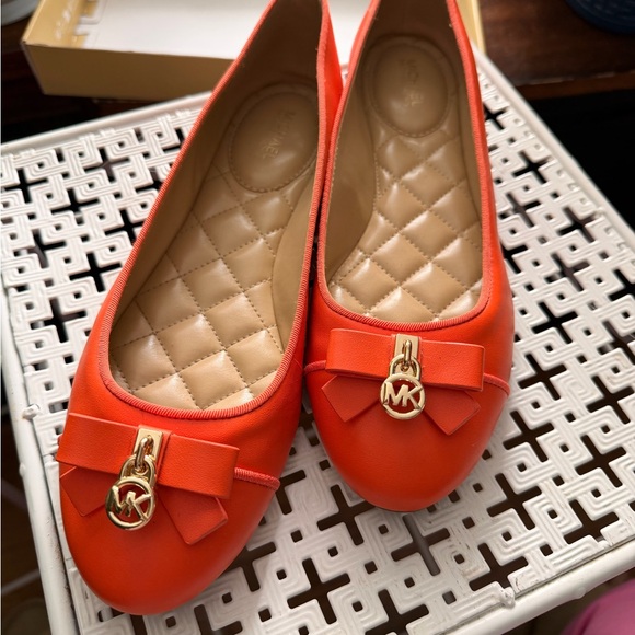 Micheal Kors Honey Ballet Poppy - Picture 2 of 9